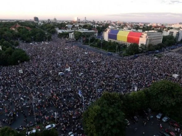 В Бухаресте более 6 тысяч человек принимают участие в митинге на третий день протестов