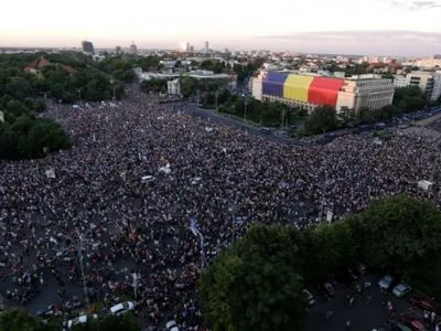 В Бухаресте более 6 тысяч человек принимают участие в митинге на третий день протестов