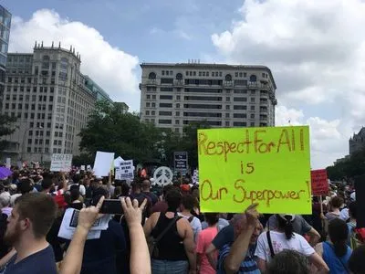 В Вашингтоне сотни активистов вышли на улицы выразить протест против ультраправых