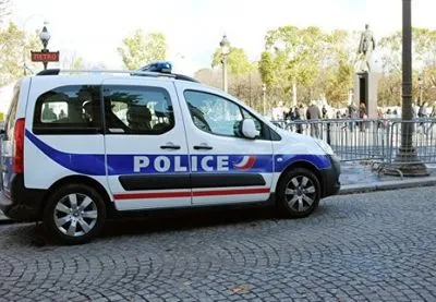 ЗМІ: на півночі Франції водій протаранив двері мечеті