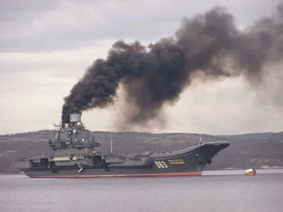 Американці з’ясували, чому так сильно димить єдиний російський авіаносець