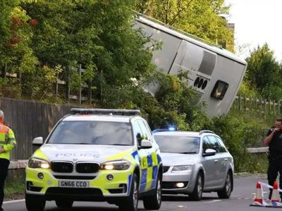 Более 40 человек пострадали в Англии в результате опрокидывания автобуса