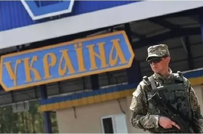 Авантюра на границе: трое украинцев за пазухой переносили миллионные средства