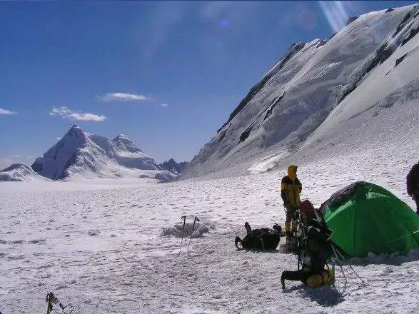 Спасатели до сих пор не могут найти вертолет, который исчез в горах Таджикистана