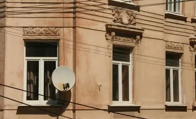 Во Львове оштрафовали жителей за пластиковые окна на исторических зданиях