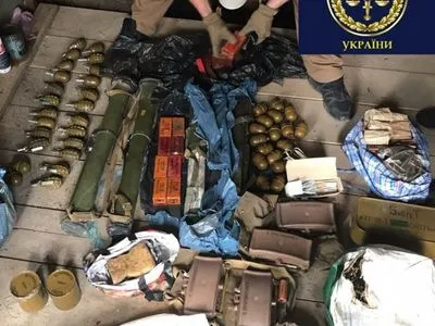 Арсенал оружия в гараже: помещением пользуется экс-боец батальона "Киев-2"