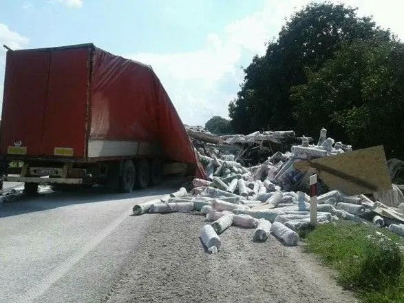 Через зіткнення двох вантажівок на Львівщині загинула людина