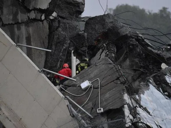 В обвалившийся в Италии мост попала молния – СМИ