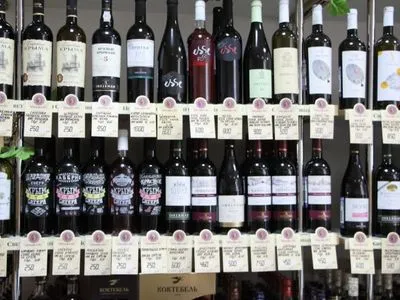 Українців шокували ціни на вино в Криму