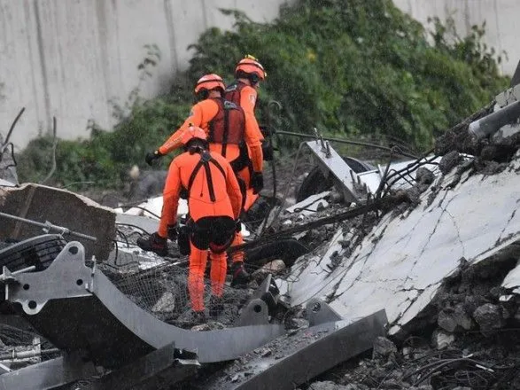 Обвал моста в Италии: не менее 11 погибших, среди них ребенок