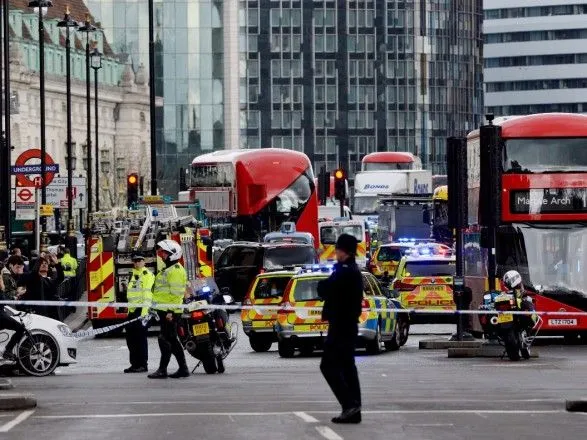 Британська поліція розглядає інцидент біля парламенту як терористичний