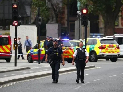 Автомобиль врезался в заграждение возле британского парламента
