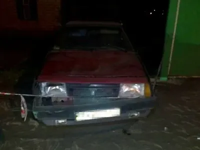 В Харьковской области автомобиль врезался в остановку: есть пострадавшие