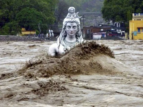 Сильнейшее за сто лет наводнение в индийской Керале забрало жизни 43 человек