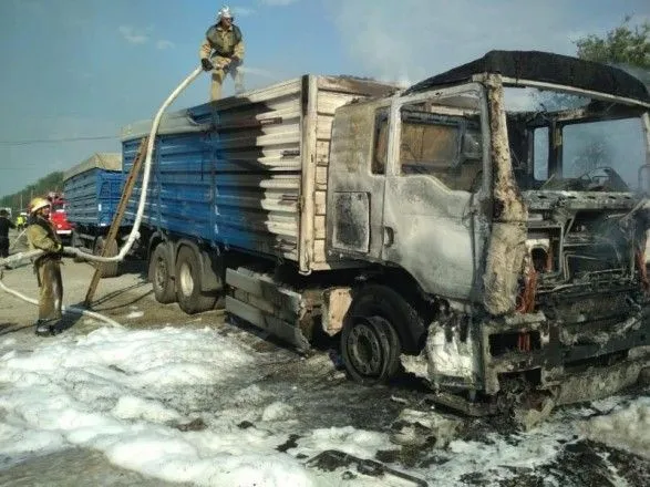 На Дніпропетровщині на ходу загорілася вантажівка