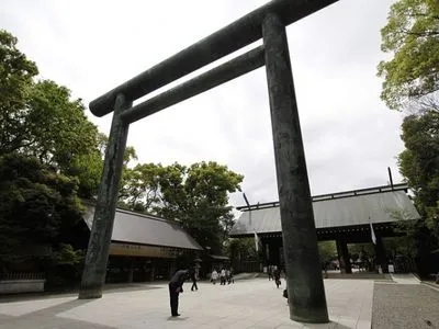 Прем'єр Японії направив підношення храму Ясукуні з нагоди капітуляції країни в Другій світовій війні