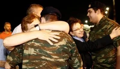 В Салониках приземлился самолет с освобожденными Турцией двумя греческими военными