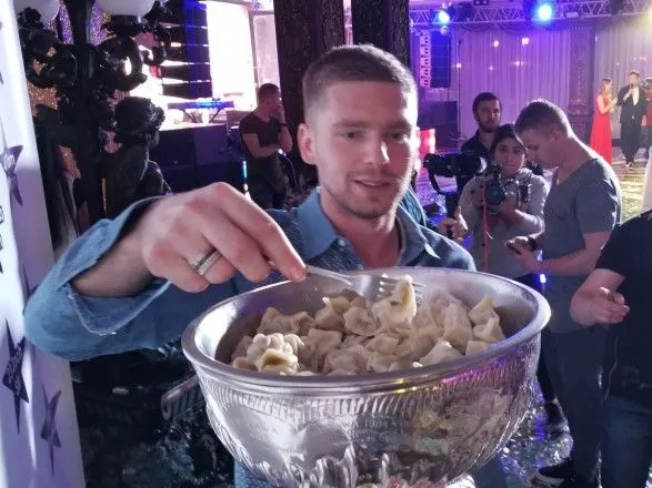 Российский чемпион мира по хоккею съел пельмени из Кубка Стэнли