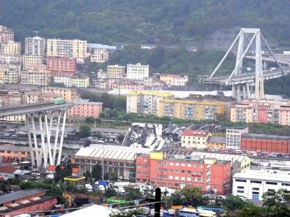 Под завалами моста в Генуе могут оставаться несколько десятков человек - прокурор