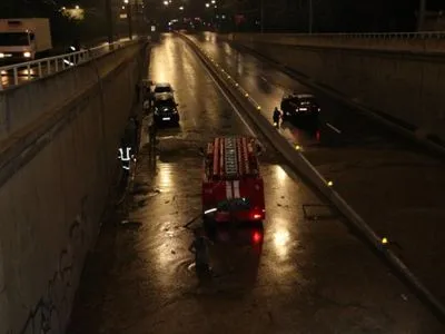 Автомобільний тунель біля столичного метро "Дорогожичі" затопило