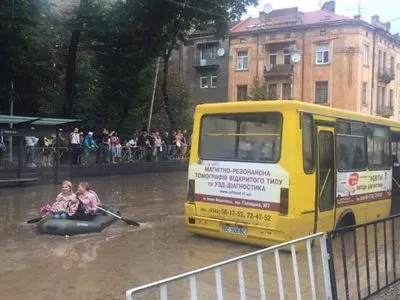 Ливень во Львове: местные курсируют по городу на лодках