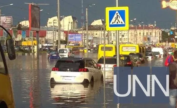 Львовом пронеслася потужна злива: автомобілі "пливуть" вулицями