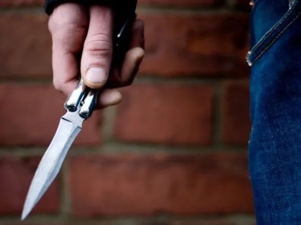 На Херсонщині чоловік погрожував перехожим ножем: є поранений