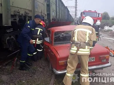 В Хмельницкой области автомобиль врезался в грузовой вагон, водитель погиб