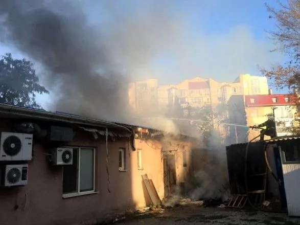 В Одессе из-за пожара в одноэтажном здании эвакуировали 17 человек