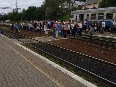 На станції "Підзамче" у Львові люди перекрили залізничний рух