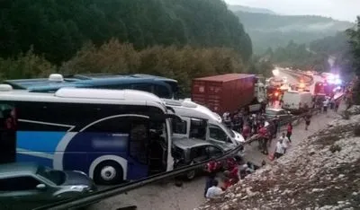 У Туреччині через розлите пальне зіткнулися 30 автомобілів: є постраждалі