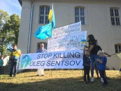 Путина в Германии встречают митингом с требованием освободить Сенцова