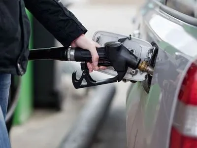 Українці стали менше заправляти автомобілі бензином