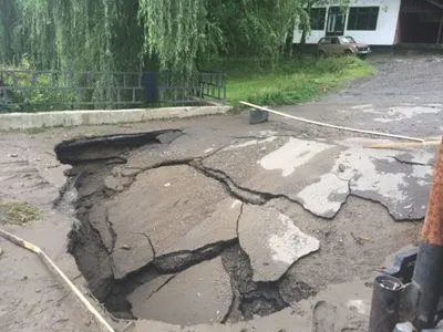 Паводок разрушил мост в Закарпатской области