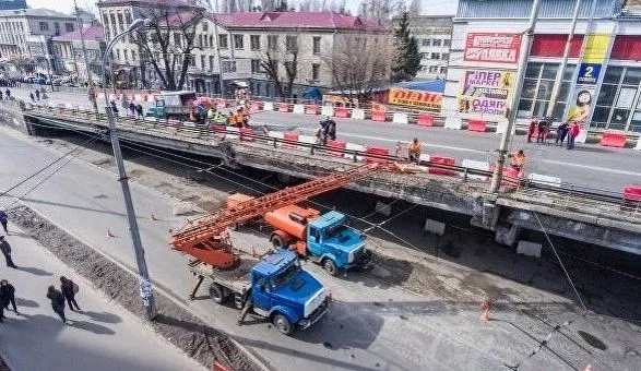 Шулявский мост перекрыли для ремонта: движение вблизи затруднено
