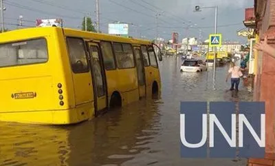 Ливень во Львове: людей с затопленных автомобилей выносили на руках