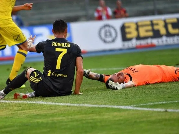 Роналду сломал нос вратарю в дебютной игре за "Ювентус" в Серии А