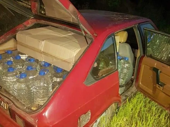В Донецкой области в заброшенном авто нашли большое количество сигарет и спирта