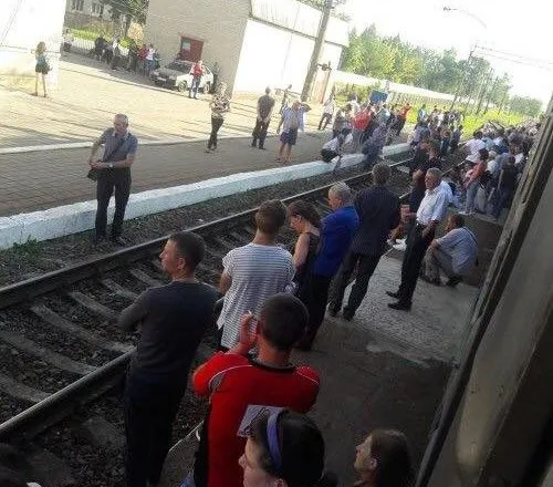Во Львове пассажиры снова перекрывали движение поездов