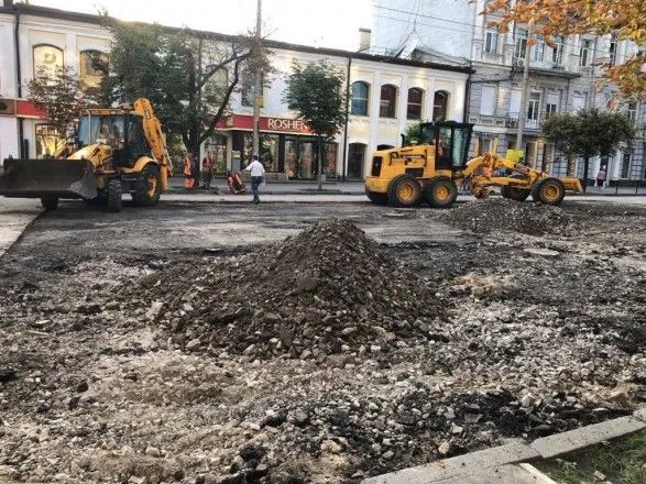 У Києві відновили рух вулицею, де через зливу провалився асфальт
