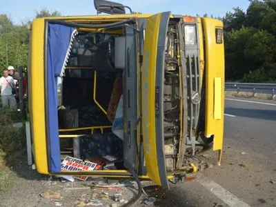 В Днепропетровской области грузовик въехал в автобус: много пострадавших