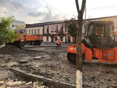 У Києві пустять автомобілі дорогою, де через зливу провалився асфальт
