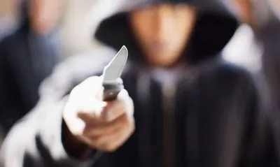 Невідомий, погрожуючи ножем, пограбував кредитну установу у Києві