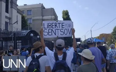 Под посольством РФ в Киеве собрались активисты в поддержку Сенцова