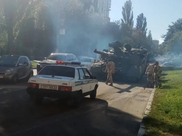 Перед началом генеральной репетиции военного парада в Киеве заглох танк