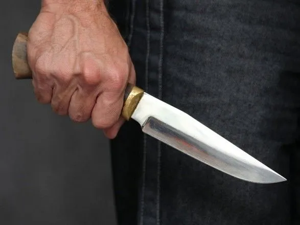 Двоє молодиків з ножем пограбували підлітків у Києві