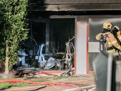 У Нідерландах автомобіль протаранив будівлю мерії і вибухнув