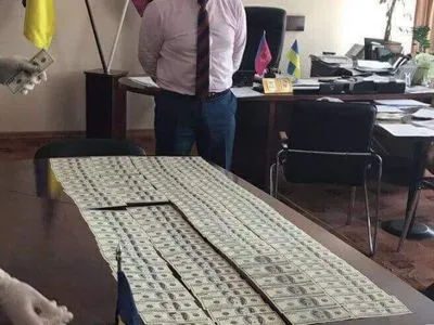 Глава РГА в Хмельницкой области "погорел" на взятке в почти 33 тысячи долларов