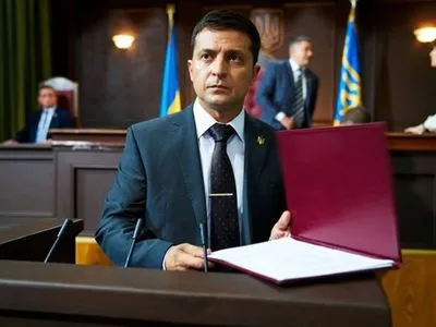 Зеленский поздравил украинцев с Днем Независимости и анонсировал новый сезон “Слуги народа”