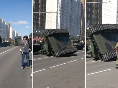 На параде в российском Курске перевернулся танк Т-34